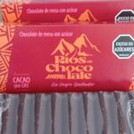 Nuestro Chocolate de Mesa de 1 libra es la expresión auténtica del cacao santandereano. Hecho con dedicación artesanal, reúne tradición, energía y sabor para disfrutar en cada taza.  Su empaque tiene historia:  El vinotinto simboliza el secado del grano de cacao, donde se concentran sus aromas y carácter.  El naranja craquelado rinde homenaje al origen ancestral del cacao, alimento sagrado y legado cultural.  Cada caja de 500g guarda la esencia de nuestra tierra y el amor por el cacao que fluye como un río de chocolate.