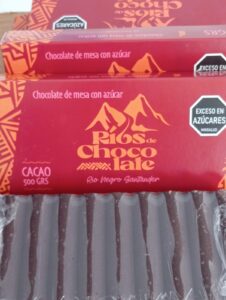 Nuestro Chocolate de Mesa de 1 libra es la expresión auténtica del cacao santandereano. Hecho con dedicación artesanal, reúne tradición, energía y sabor para disfrutar en cada taza.  Su empaque tiene historia:  El vinotinto simboliza el secado del grano de cacao, donde se concentran sus aromas y carácter.  El naranja craquelado rinde homenaje al origen ancestral del cacao, alimento sagrado y legado cultural.  Cada caja de 500g guarda la esencia de nuestra tierra y el amor por el cacao que fluye como un río de chocolate.