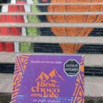 Nuestro Chocolate de Mesa 60% cacao combina la fuerza del grano de Rionegro, Santander, con la suavidad de la lecitina de soya y el dulzor equilibrado del azúcar. Es un chocolate auténtico, pensado para compartir en taza, que conserva la tradición artesanal y el poder energético del cacao colombiano.  🌈 El empaque también cuenta una historia Su diseño en morado y craquelado naranja refleja la esencia del cacao:  El morado, símbolo del inicio de la fermentación, cuando el grano comienza a transformarse en chocolate.  El naranja craquelado, inspirado en figuras ancestrales, representa la herencia cultural y el arte de convertir el cacao en alimento sagrado.  Cada tableta de 250g es un viaje a las raíces del cacao, una experiencia donde tradición y sabor se unen en cada taza de chocolate.